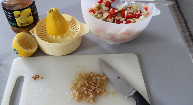 découper le citron confit et préparer la marinade - Salade de poulpe au citron confit