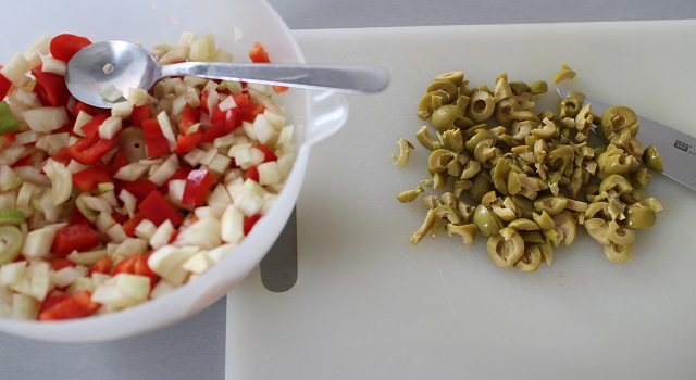 découper les olives vertes - Salade de poulpe au citron confit