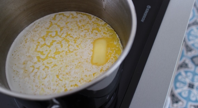 faire fondre le lait et le beurre - Cannelés Pistache