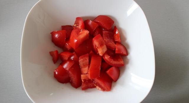 préparer la salade de tomates - oeufs brouillés à l'israélienne