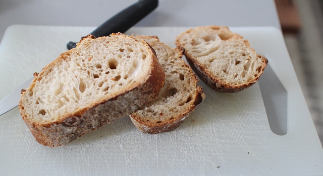 decouper-le-pain-toast-forestier-frais-et-gourmand