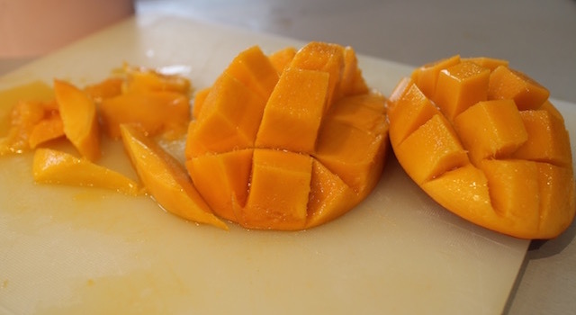 decouper-la-mangue-sorbet-melon-mangue