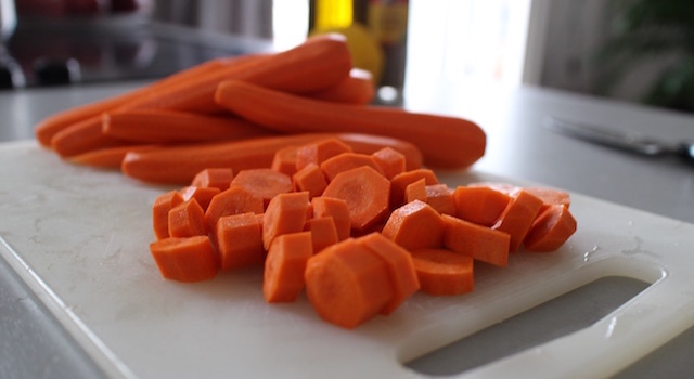 decouper-les-carottes-salade-cuite-de-carottes-au-cumin
