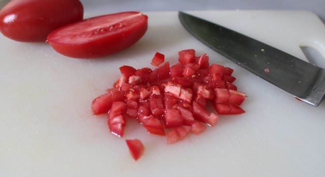 decouper-les-tomates-salade-de-fenouil-a-la-coriandre