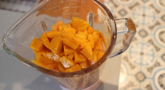 placer-les-fruits-dans-le-blender-sorbet-melon-mangue