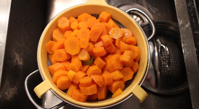 egouter-les-carottes-salade-cuite-de-carottes-au-cumin
