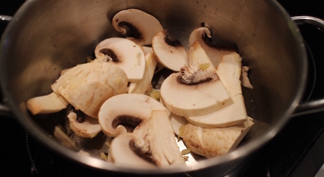 laisser-reduire-les-champignons-soupe-de-miso-blanc