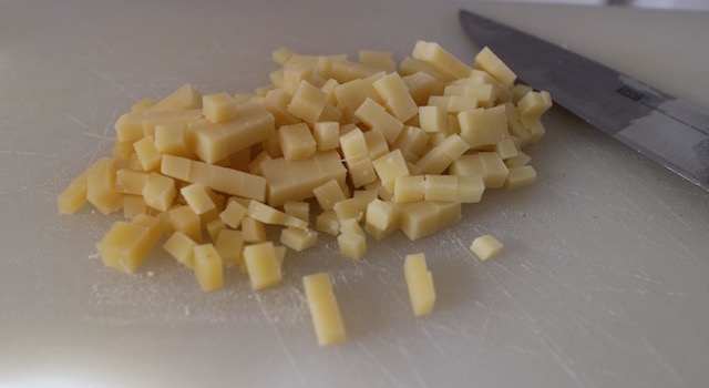 decouper-le-fromage-madeleines-au-beaufort-aop