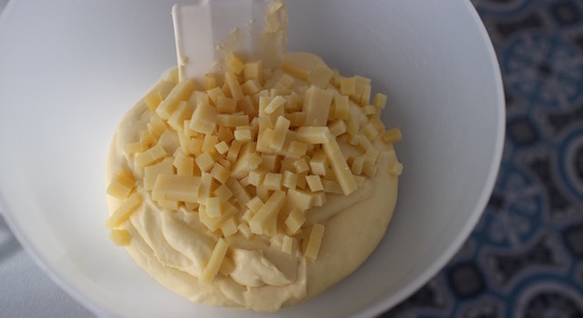 melanger-le-fromage-madeleines-au-beaufort-aop