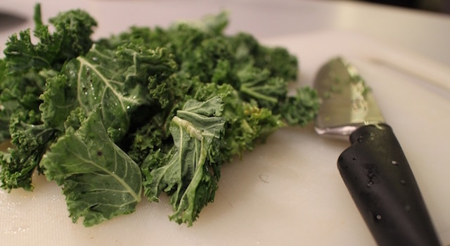 couper-le-kale-en-morceaux-salade-de-kale-detox