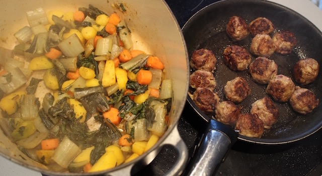 faire-dorer-la-viande-et-fondre-les-legumes-comme-un-couscous-boulettes-aux-amandes