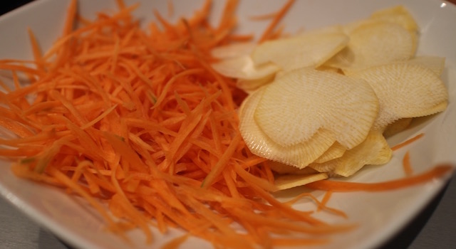 raper-les-carottes-et-les-radis-jaunes-salade-de-kale-detox