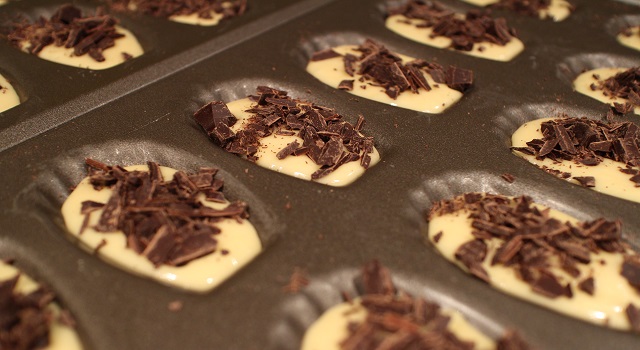recouvrir-les-madeleines-de-pepites-madeleines-aux-pepites-de-chocolat