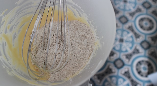 ajouter la farine à la préparation - pancakes-healthy-proteines