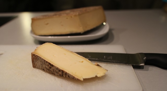 découper le fromage - Croustillant de Saint Nectaire