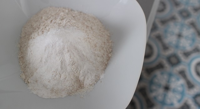 mélanger la levure et la farine complète - pancakes-healthy-proteines
