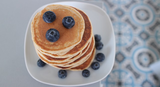 servir les pancakes - pancakes-healthy-proteines