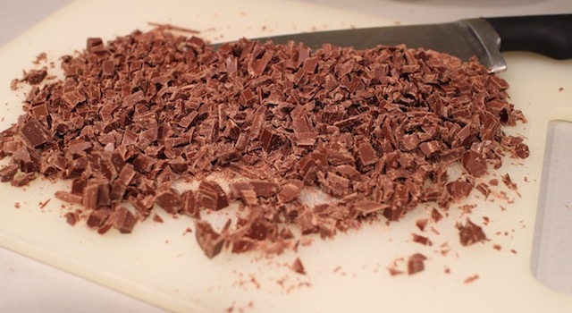 hacher le chocolat avec un couteau - tartelette-noisette-chocolat-au-lait