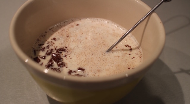 verser la creme sur le chocolat - tartelette-noisette-chocolat-au-lait