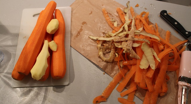 éplucher les légumes - Smoothie carotte orange gingembre