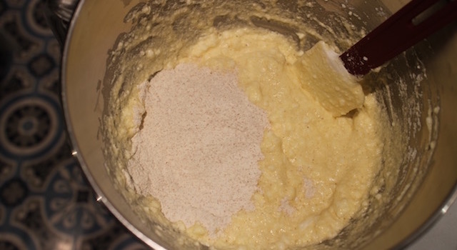 ajouter la farine - Ananas moelleux en gâteau