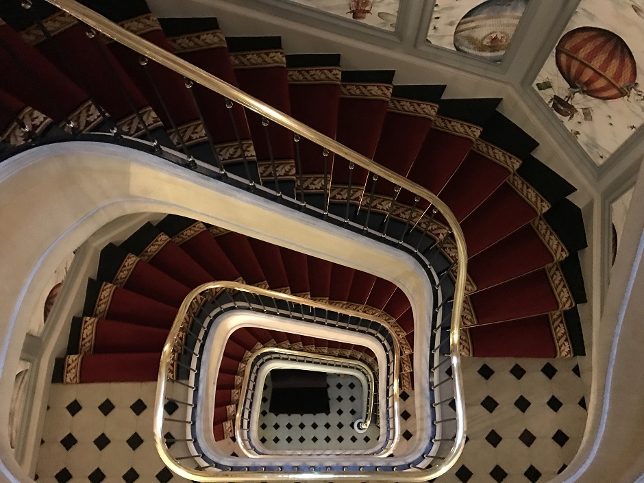 escalier hotel - Restaurant Saint-James Paris l'étoilé secret