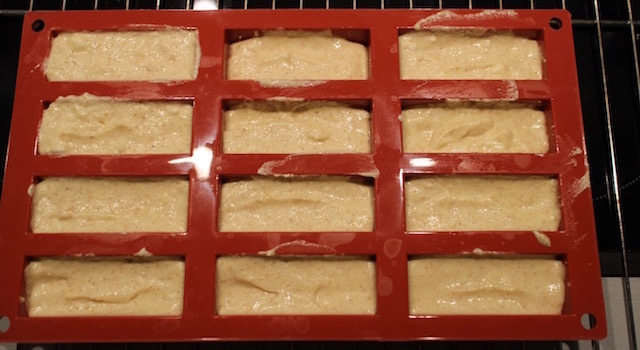 verser la préparation dans des moules - Ananas moelleux en gâteau