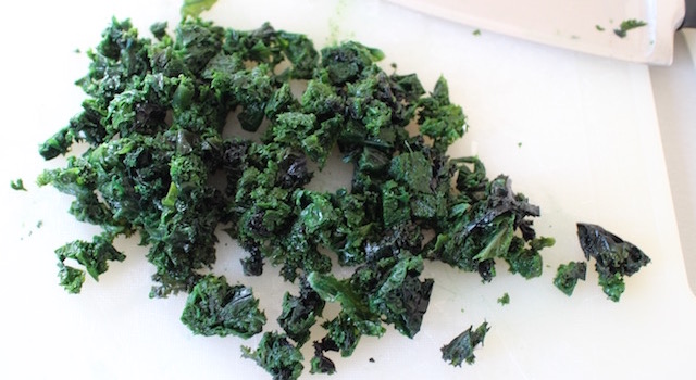 découpe du kale - Cigares croustillants au kale et haloumi