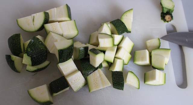 découper les courgettes - Smoothie vert de légumes au sarrasin croustillant