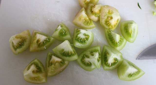 découper les tomates - Smoothie vert de légumes au sarrasin croustillant