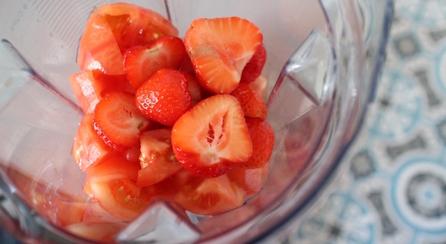 ajoutez les fraises - Lovely Smoothie tomates fraises au basilic