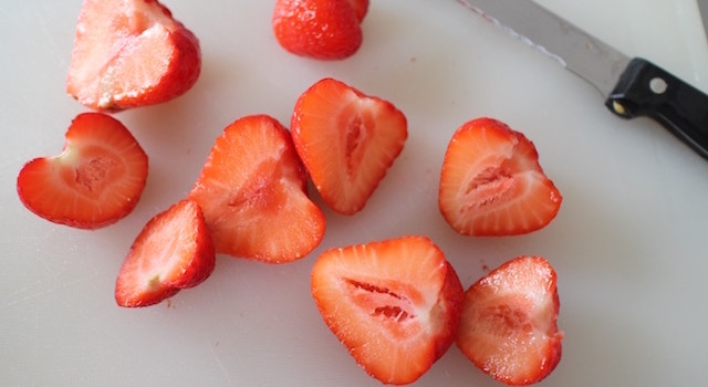 couper les fraises - Lovely Smoothie tomates fraises au basilic