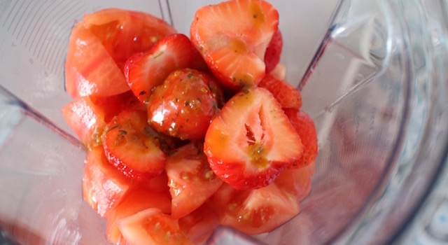couper les tomates - Lovely Smoothie tomates fraises au basilic
