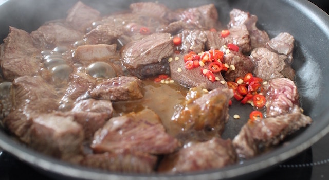 cuire la viande et les piments - Salade de bœuf thaï exotique