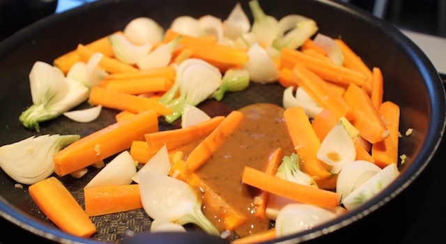 cuisson des légumes - Pad Thaï Bowl au poulet