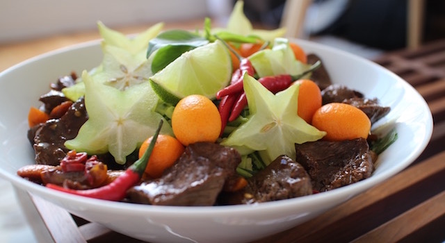 servir le plat - Salade de bœuf thaï exotique