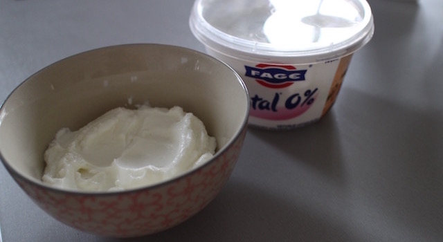servir le yaourt grec - Breakfast bowl parfait healthy gourmand