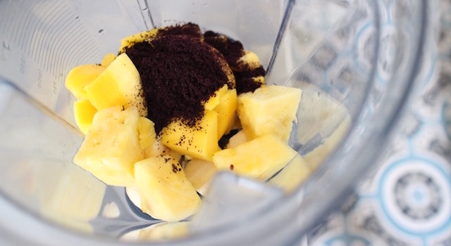 ajouter la poudre d'acai - Açaï bowl de saison - mangue figues ananas