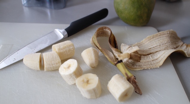 découper la banane - Açaï bowl de saison - mangue figues ananas
