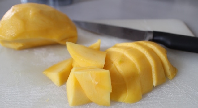 découper la mangue - Açaï bowl de saison - mangue figues ananas