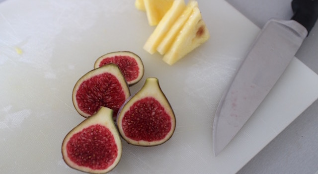 découper les fruits - Açaï bowl de saison - mangue figues ananas