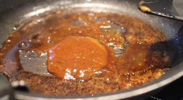 déglacer les sucs de cuisson - Magret de canard et kakis rôtis au Pedro Ximenez