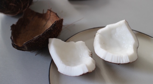 eplucher le noix de coco - Smoothie glacé coco mangue