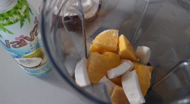mixer les fruits congelés - Smoothie glacé coco mangue