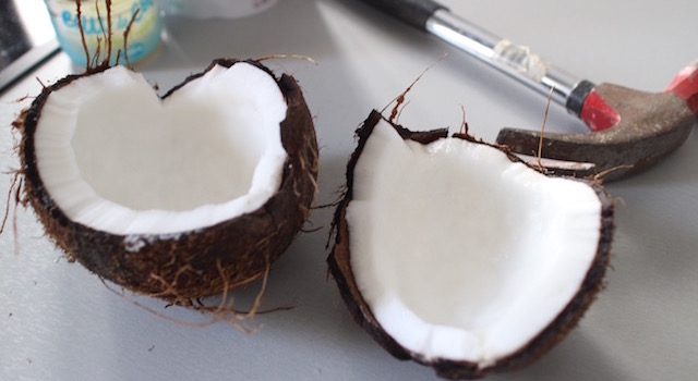 ouvrir la noix de coco - Smoothie glacé coco mangue