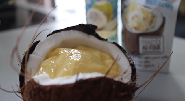 verser le smoothie dans la noix de coco - Smoothie glacé coco mangue