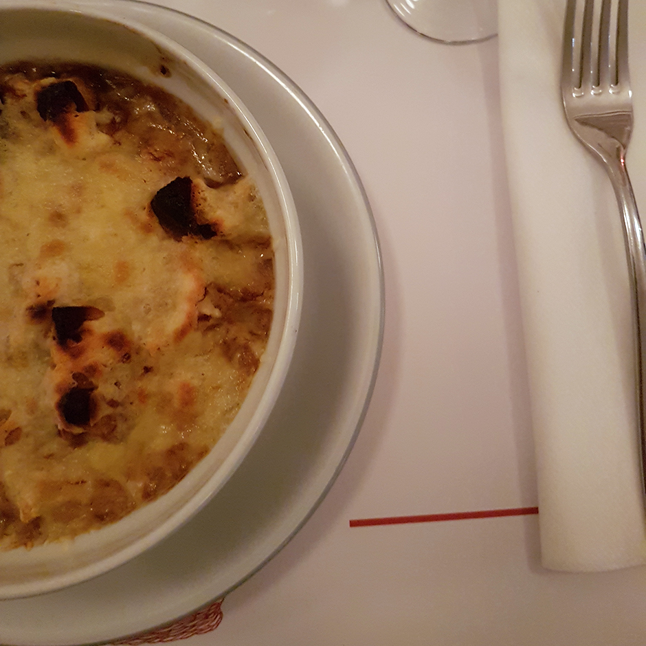 Soupe oignon - restaurant lorette et les garcons une ambiance a la claude sautet