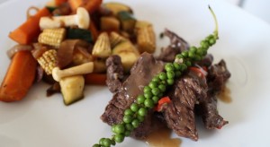 Une jolie assiette facilement dressée - Boeuf sauté Thaï - Le tigre qui pleure