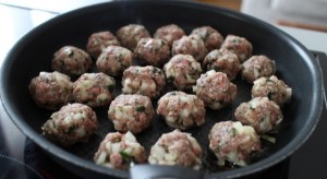 faire cuire les boulettes à la poele dans un peu d'huilde - Boulettes de boeuf express