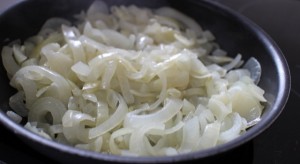 mettre les oignons à cuire - Oignons caramélisés en crumble